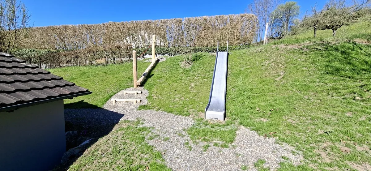 Der neue Spielplatz in Ottikon: Man sieht eine Rutschbahn aus Metall.